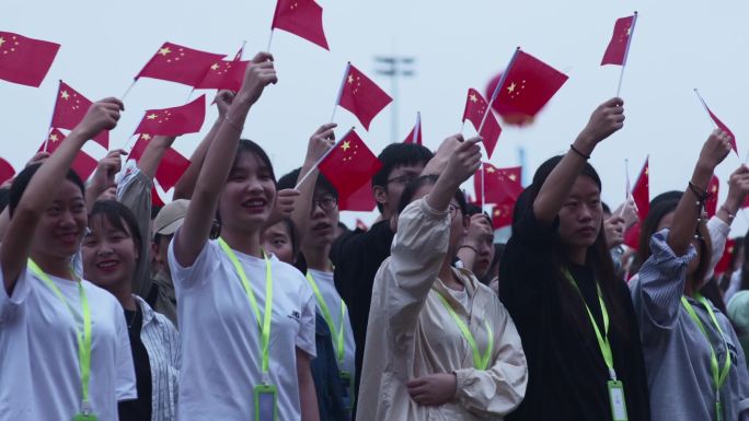 万人红歌会大学生挥动小红旗