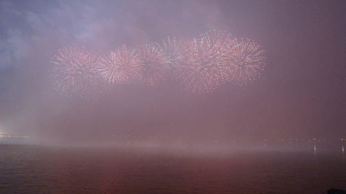 一群人看烟花 城市烟花