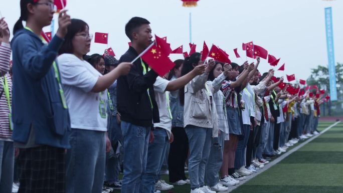 大学生挥动小红旗活动现场