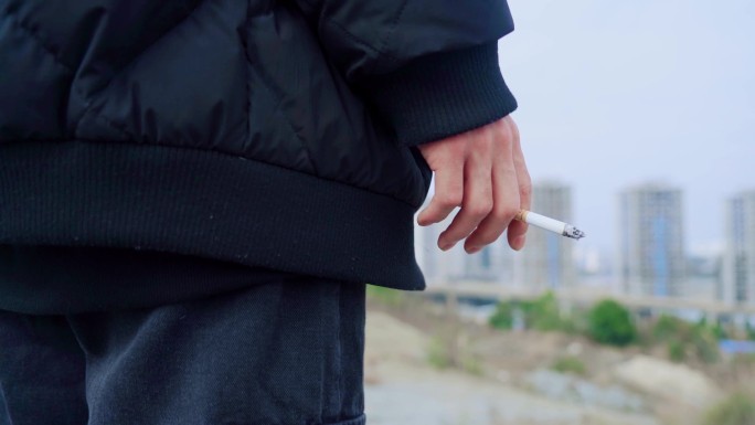 手夹香烟点燃纸烟吸烟有害健康吸烟背影失意