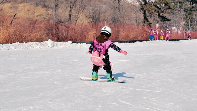 孩子滑雪场滑雪