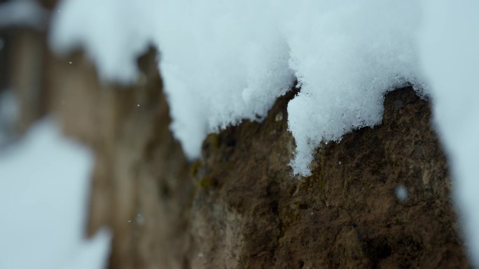 下雪天 雪景 雪融化 农村土墙积雪