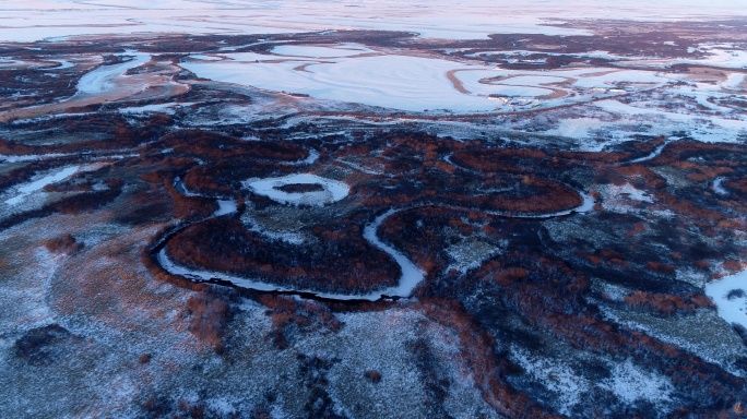 航拍4K冰雪覆盖的湿地河湾暮色