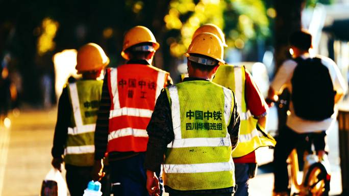 劳动者中国建筑工人走路背影城市努力奋斗