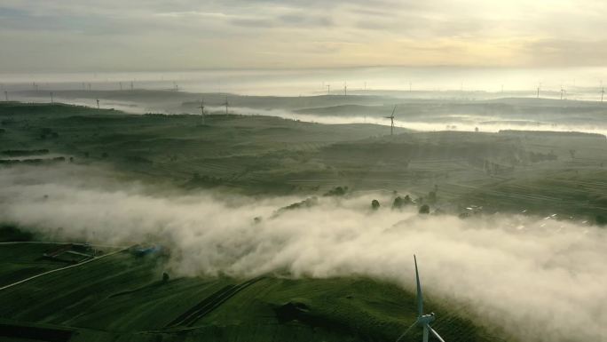晨雾中风力发电机群 草原一道美丽的风景线