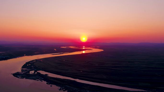 夕阳蜿蜒河流