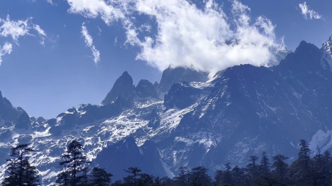 玉龙雪山白云翻滚延时