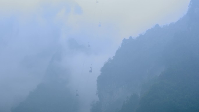 青山雾绕缆车中国风山水意境上天门山的缆车
