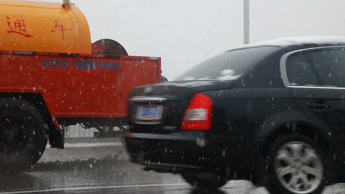 桥面路面清理积雪的工人洒水车