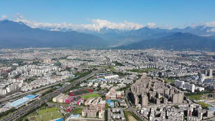 4K 公园城市成都都江堰城区雪山环绕航拍