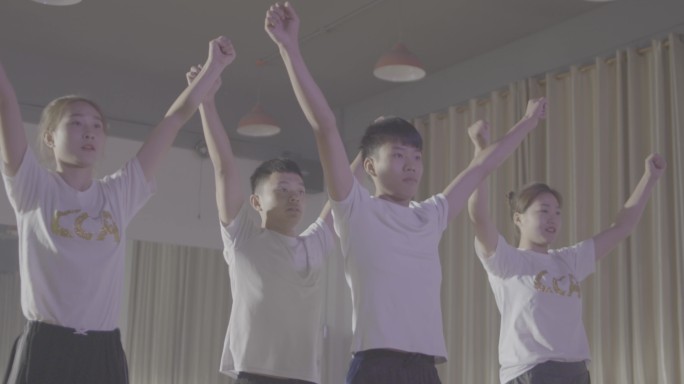 【4K灰度】大学生练舞青年男女跳舞
