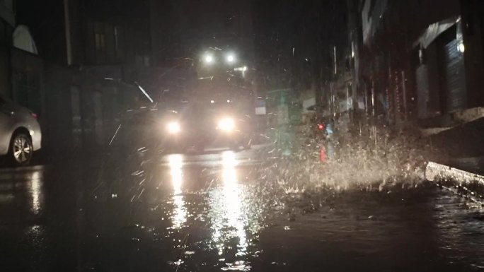 雨夜浪漫伤感下雨视频素材静夜雨滴逆光雨水