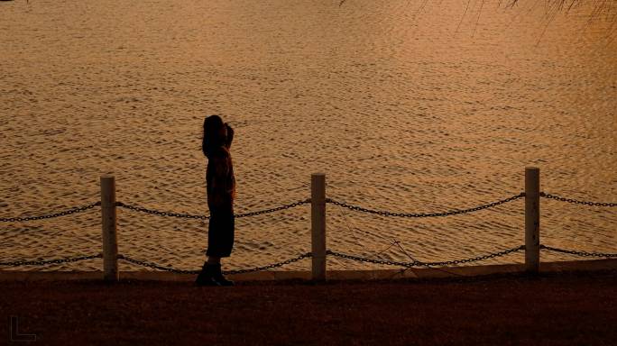（4k电影感）波光粼粼傍晚湖边的女孩