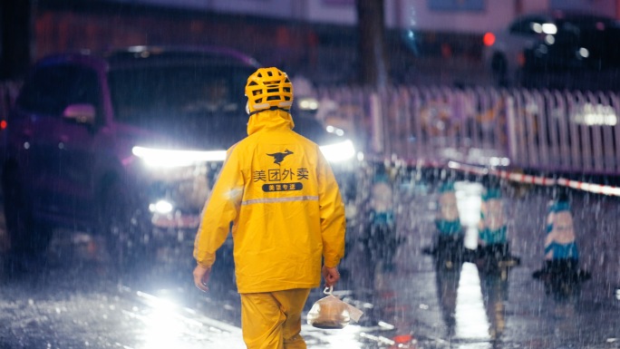 暴雨中城市奋斗美团饿了么外卖快递骑手