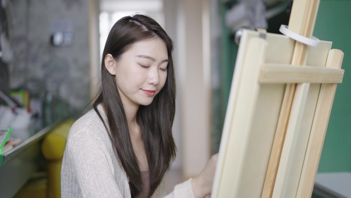 4K实拍美女女性在书房画画油画水彩画素描