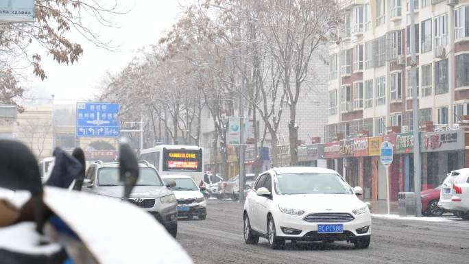 小县城下雪