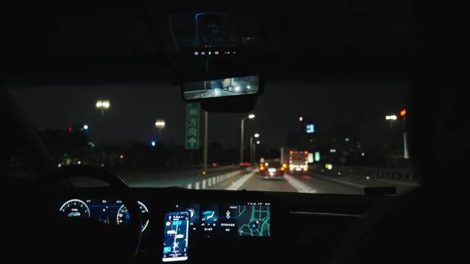 夜晚开车 堵车 过隧道