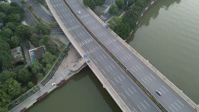 疫情下的广州大桥车流稀少，道路空旷