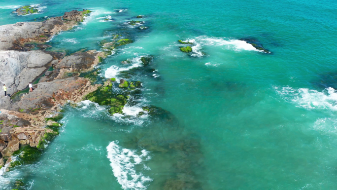 航拍海浪拍打礁石绿藻苔藓赤潮蓝天海洋保护