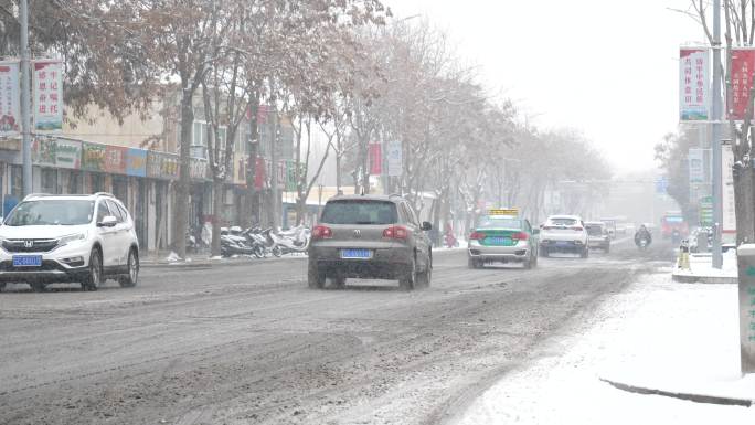 雪天的车流