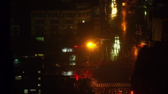 城市角落、雨中街道