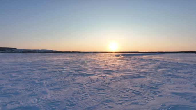 冬日暖阳雪地白毛风