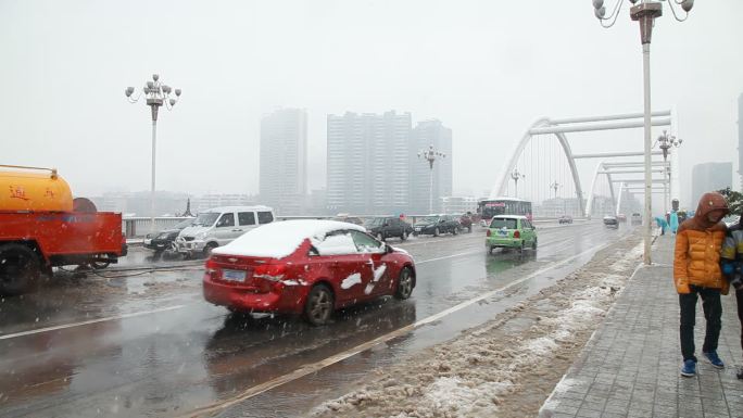 下雪大桥桥面积雪洒水车清理路面清理积雪