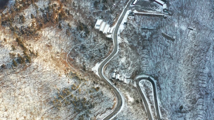 航拍焦作云台山公路雪景