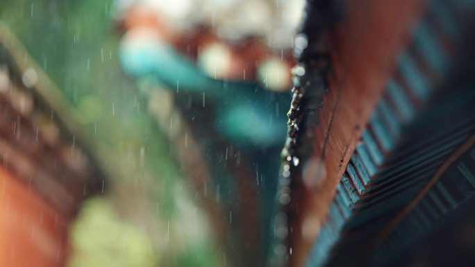 江南阴天谷雨夏天下雨天古建筑屋檐雨水滴落