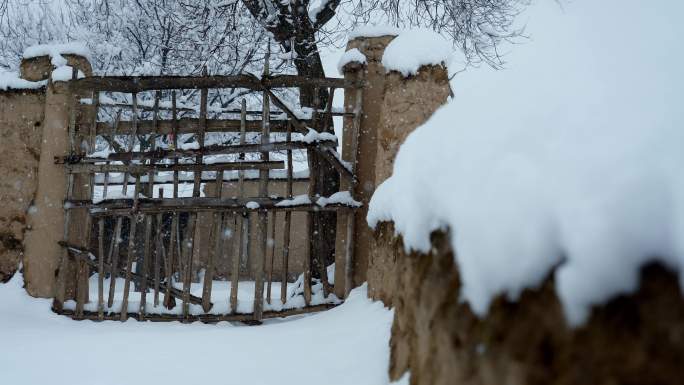 下雪天 农村 篱笆门 雪景 年代 乡村