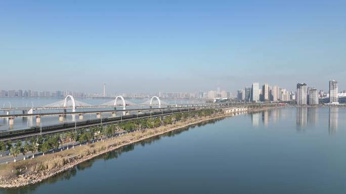 航拍一列电气化快速火车由八里湖驶入九江市