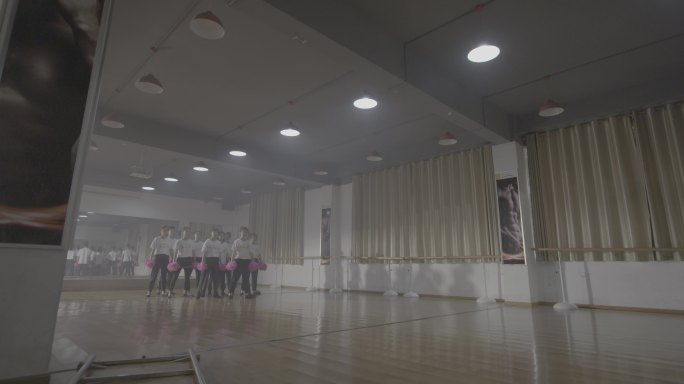 【4K灰度】大学舞蹈社团啦啦操彩排