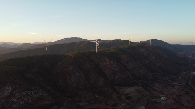 夕阳下的风力发电场
