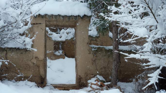 下雪天 农村院落 破旧门 雪景 年代小门