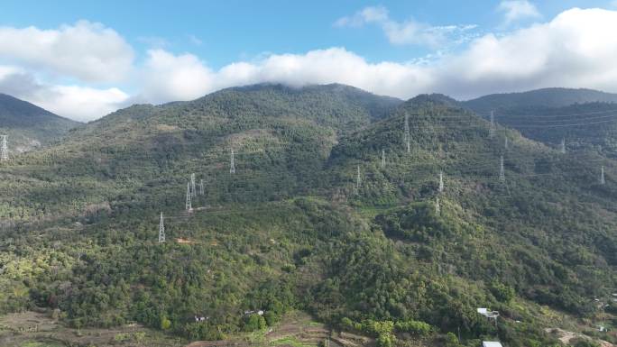 山上铁塔电网电线航拍乡村农村深山电力输送