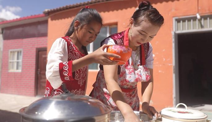 新疆哈萨克族的小吃包尔萨克制作过程2