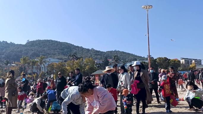 抚仙湖沙滩公园游玩的人群