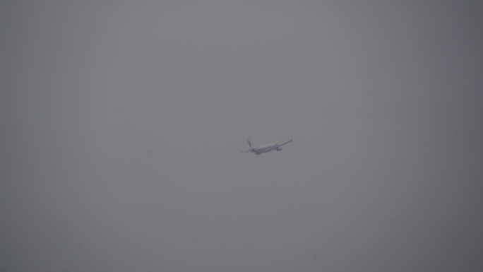 阴天天气一架飞机起飞在爬升阶段