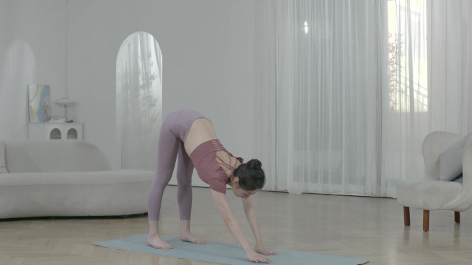 小资女孩白色居家空间练习有氧运动瑜珈锻炼