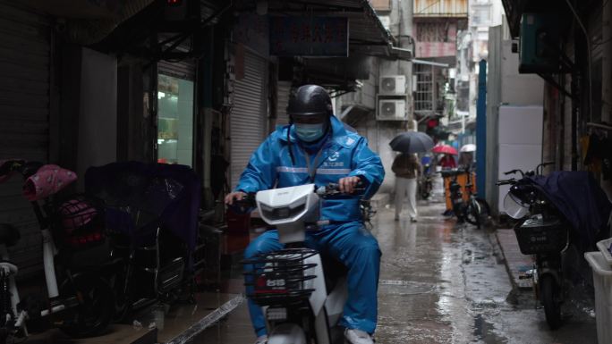 下雨天送货送快递送外卖