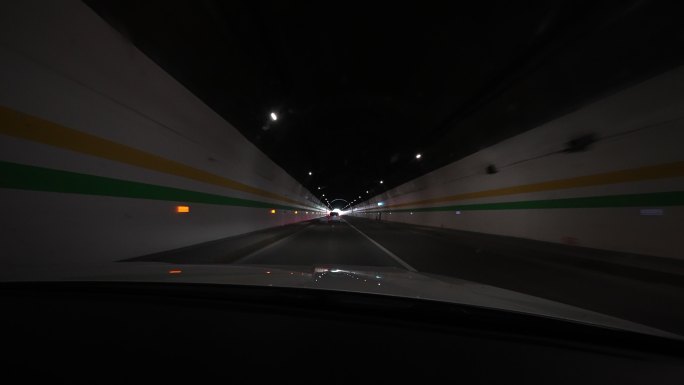 汽车行驶在隧道，车内视角