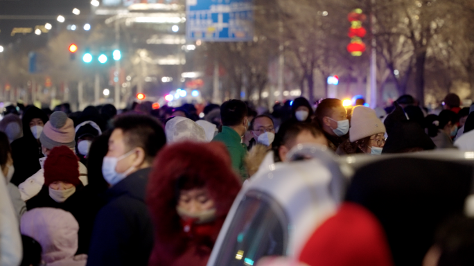 人群聚集夜晚集会散场 街头人员密集