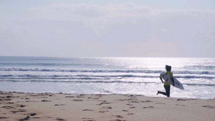 日月湾浪人奔向大海1080P慢镜头