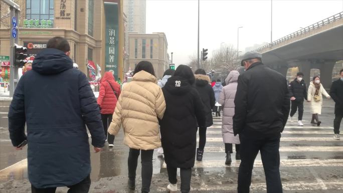 城市道路下雪景色