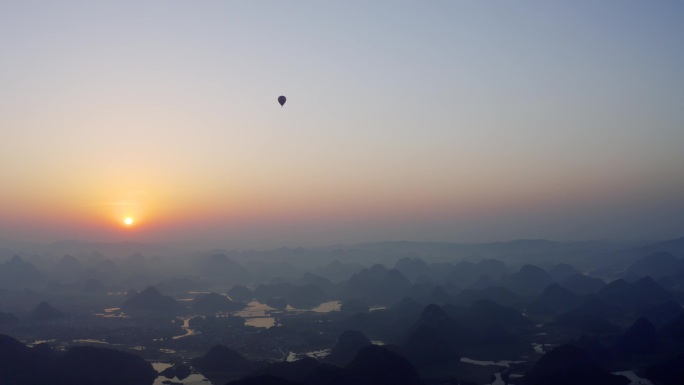 云南普者黑早晨热气球航拍-普者黑景区日出