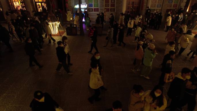 春节欢乐游园灯光人流拥挤北方柳巷钟楼街