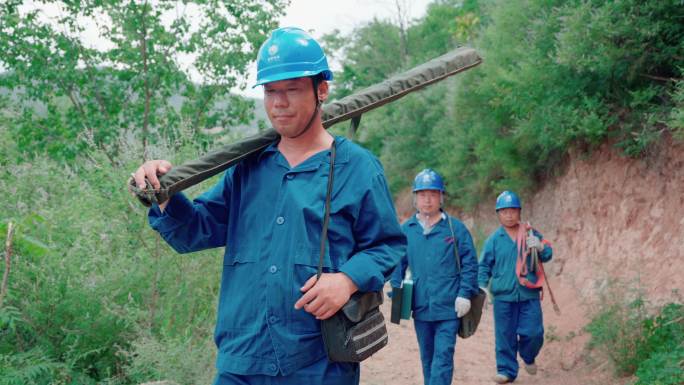 电力工人检查电路现场