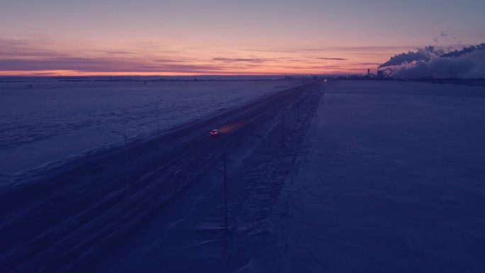 日落的雪后汽车行驶