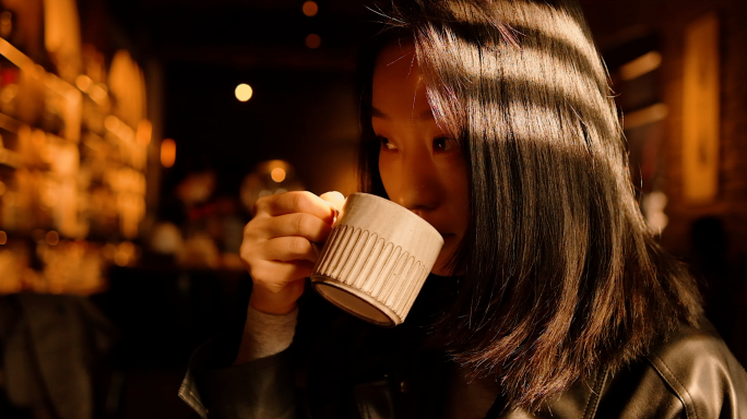（电影质感）复古光影感的咖啡厅女孩喝咖啡