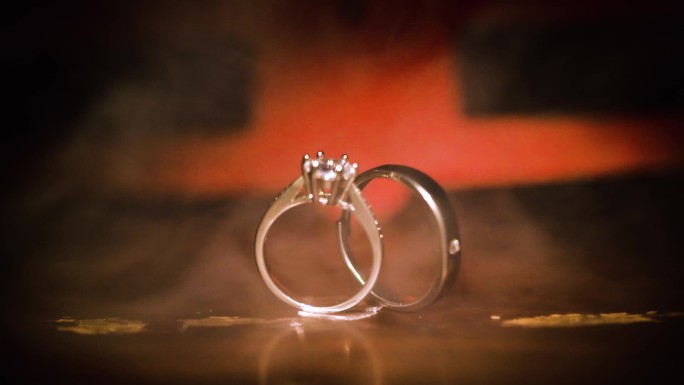 婚戒光影爱情信物对戒戒指烟雾特写